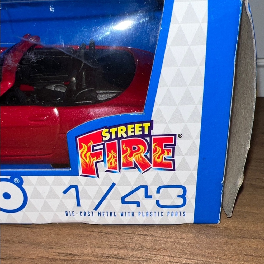 Bburago Street Fire 1/43 Red Mercedes Convertible Die-Cast Toy Car - Picture 7 of 12